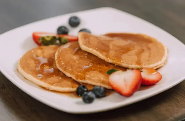 Protein Pancakes with Berries & Syrup &ndash; breakfast on the 7-Day Muscle Gain Meal Plan