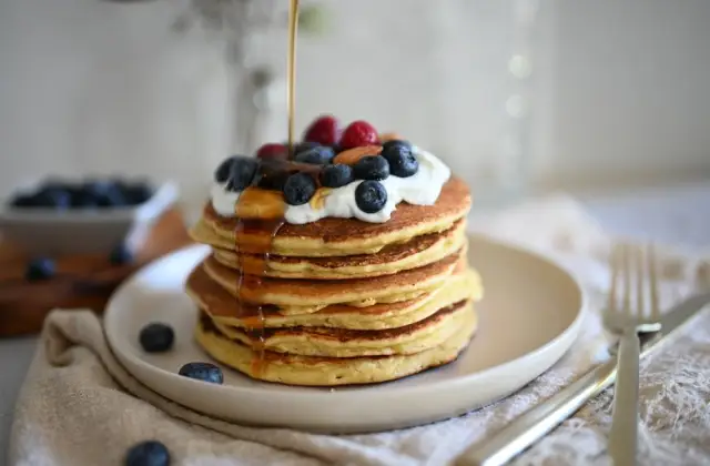 Protein Pancakes with Raspberries &ndash; breakfast on the 7-Day High Protein Meal Plan