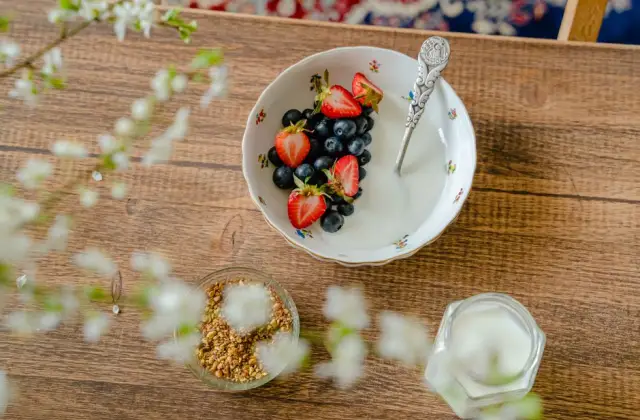 Protein Yogurt & Almonds &ndash; snack (4pm) on the 7-Day Intermittent Fasting Meal Plan (16:8)