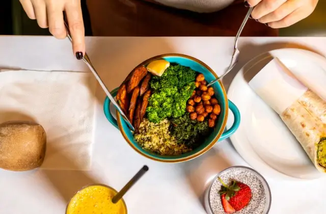 Quinoa Tabbouleh with Chickpeas &ndash; lunch on the 7-Day Vegan Meal Plan
