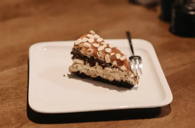 Rice Cakes with Peanut Butter &ndash; snack on the 7-Day 2000 Calorie Meal Plan