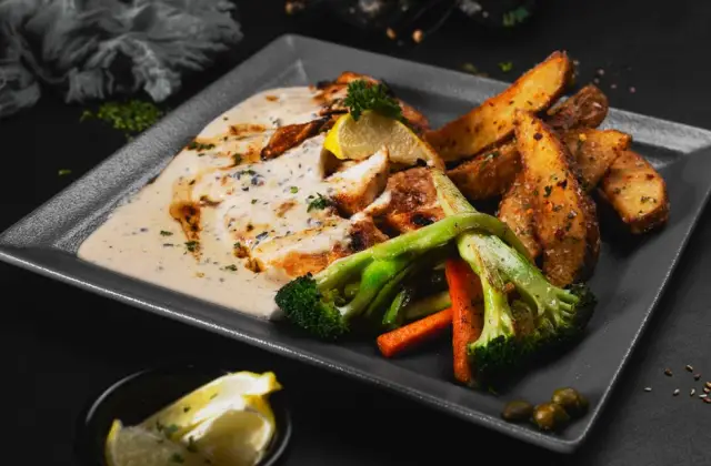 Roast Chicken, Potatoes & Veg &ndash; dinner on the 7-Day Balanced Meal Plan