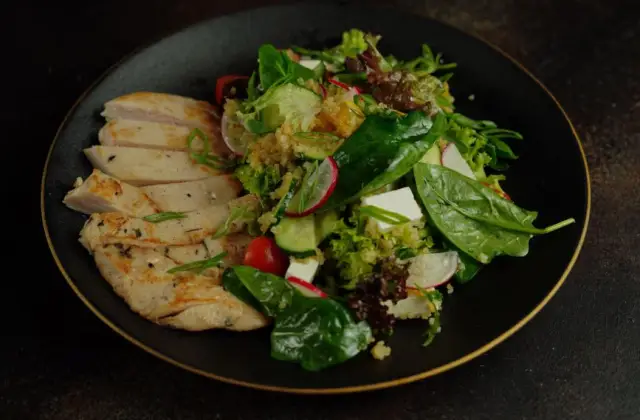 Roast Chicken & Quinoa Salad &ndash; lunch on the 7-Day Calorie Deficit Meal Plan