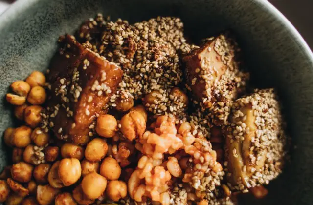 Roast Veg & Chickpea Bowl &ndash; lunch on the 7-Day Anti-Inflammatory Meal Plan
