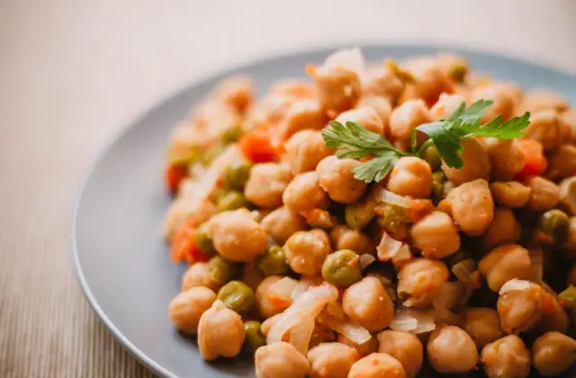 Salmon & Chickpea Salad &ndash; lunch on the 7-Day PCOS Meal Plan