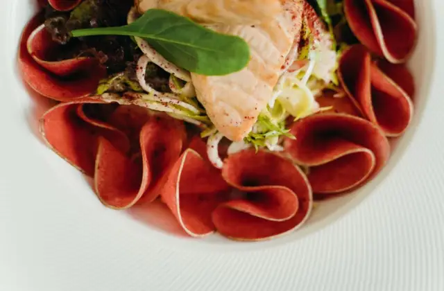 Salmon with Greens &ndash; dinner on the 7-Day 1,200 Calorie Meal Plan