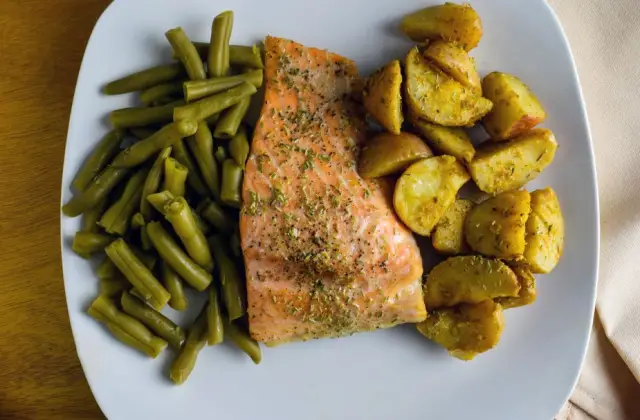 Salmon with New Potatoes & Green Beans &ndash; dinner on the 7-Day 1500 Calorie Meal Plan