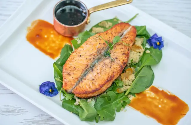 Salmon with Puy Lentils & Spinach &ndash; dinner on the 7-Day High Protein Low Carb Meal Plan