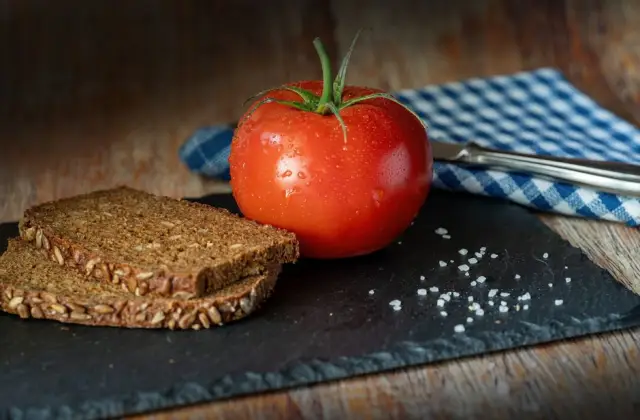 Sardines on Rye with Tomato &ndash; lunch on the 7-Day Anti-Inflammatory Meal Plan