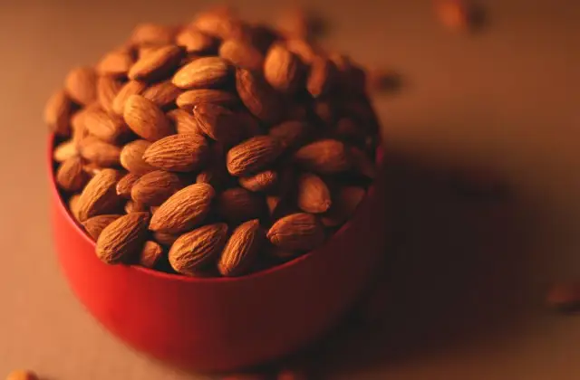 Satsumas & Almonds &ndash; snack on the 7-Day 1,200 Calorie Meal Plan