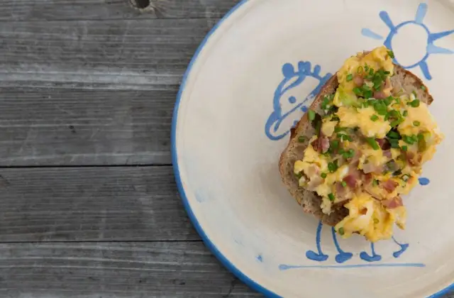 Scrambled Eggs on Low-Salt Toast &ndash; breakfast on the 7-Day DASH Diet Meal Plan
