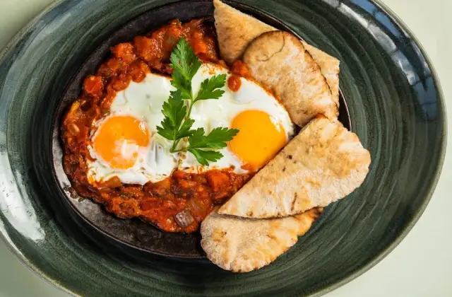 Shakshuka with Greens &ndash; breakfast on the 7-Day Anti-Inflammatory Meal Plan