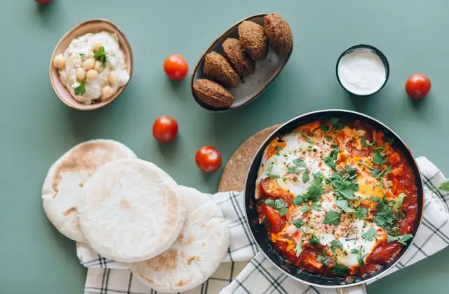 Shakshuka with Sourdough &ndash; breakfast on the 7-Day High Protein Meal Plan