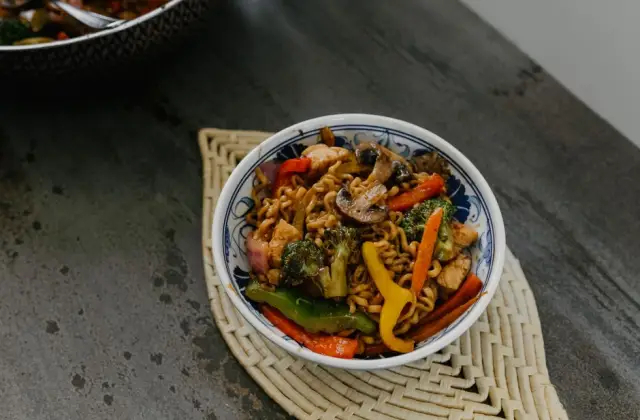 Shrimp & Edamame Noodle Stir Fry &ndash; dinner on the 7-Day High Protein Meal Plan