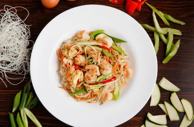 Shrimp & Vegetable Noodles &ndash; dinner on the 7-Day 1500 Calorie Meal Plan