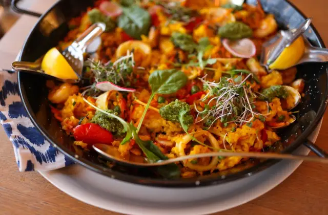 Shrimp & Vegetable Paella &ndash; dinner on the 7-Day Calorie Deficit Meal Plan