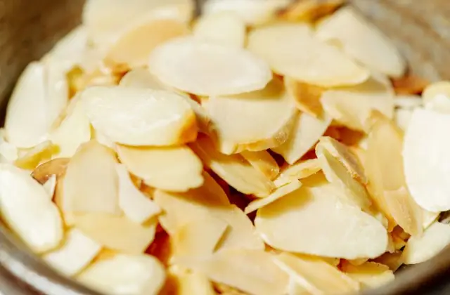 Skyr & Almonds &ndash; snack on the 7-Day High Protein Meal Plan