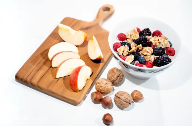 Skyr, Apple & Walnut Bowl &ndash; breakfast on the 7-Day High Protein Low Carb Meal Plan