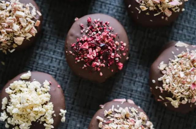Skyr, Clementines & Dark Chocolate &ndash; snack on the 7-Day 1500 Calorie Meal Plan