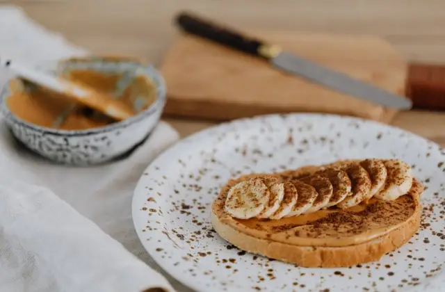 Skyr with Cocoa & Peanut Butter &ndash; snack on the 7-Day High Protein Low Carb Meal Plan