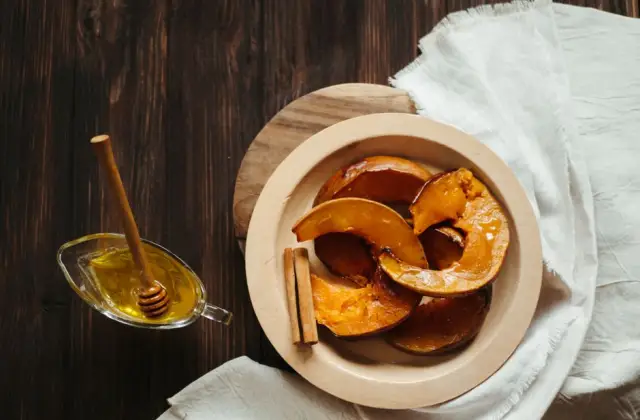 Skyr with Honey & Cinnamon &ndash; snack on the 7-Day Calorie Deficit Meal Plan