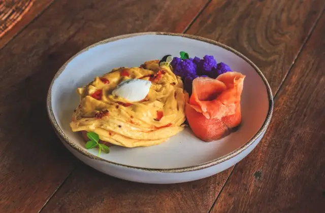 Smoked Salmon Scrambled Eggs &ndash; breakfast on the 7-Day High Protein Low Carb Meal Plan
