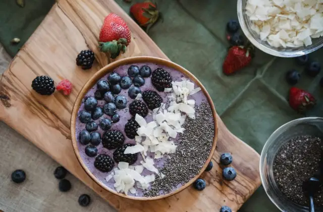 Smoothie Bowl &ndash; breakfast on the 7-Day Balanced Meal Plan