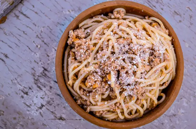 Spaghetti Bolognese with Salad &ndash; dinner on the 7-Day Balanced Meal Plan