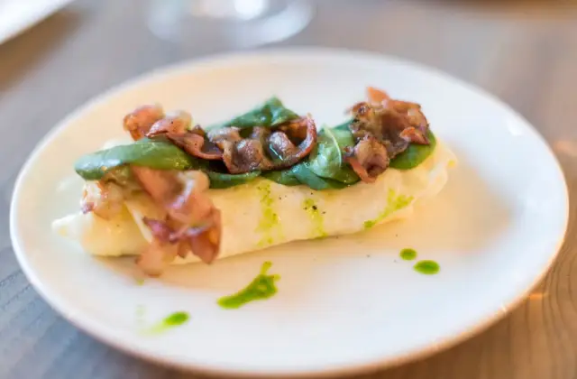 Spinach & Feta Butter Omelette &ndash; breakfast on the 7-Day Keto Meal Plan