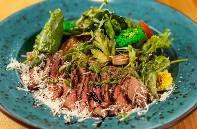 Steak Salad &ndash; lunch on the 7-Day 2000 Calorie Meal Plan