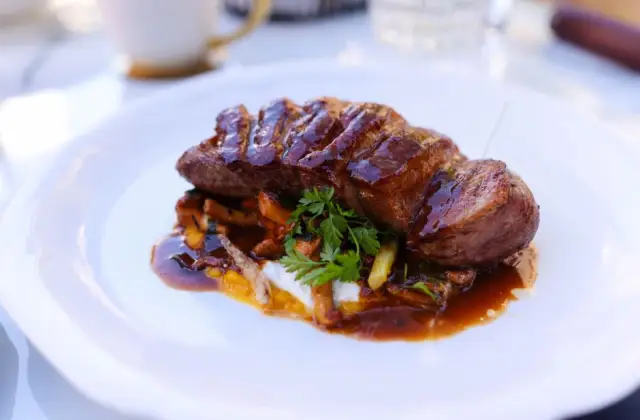 Steak with Roasted Roots & Arugula &ndash; dinner on the 7-Day High Protein Low Carb Meal Plan