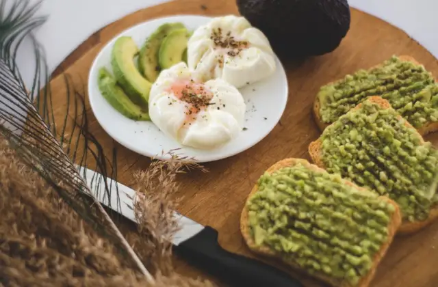 Three Eggs, Avocado & Toast &ndash; breakfast on the 7-Day Muscle Gain Meal Plan