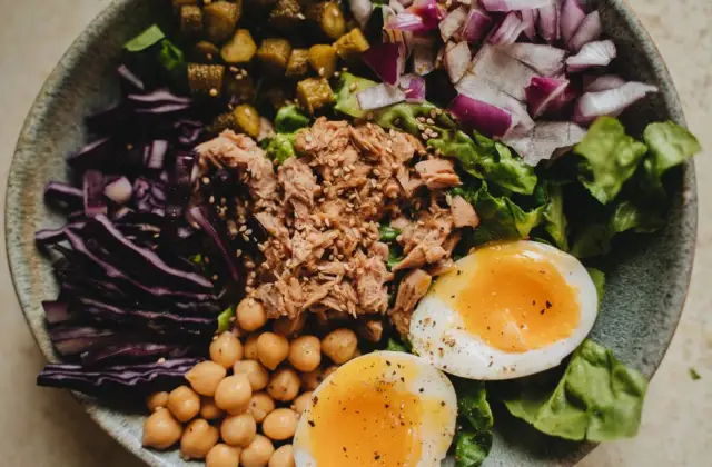 Tuna & Chickpea Salad &ndash; lunch on the 7-Day 1500 Calorie Meal Plan