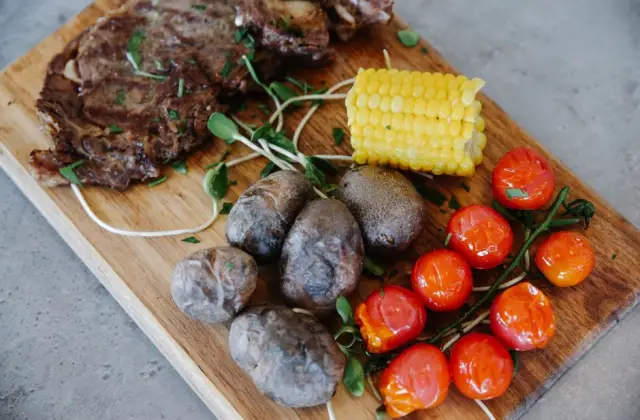 Tuna & Corn Baked Potato &ndash; lunch on the 7-Day 2000 Calorie Meal Plan