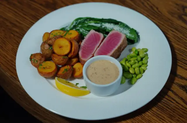 Tuna Niçoise, No Potato &ndash; lunch on the 7-Day High Protein Low Carb Meal Plan