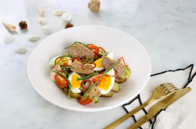 Tuna, Rice & Egg Bowl &ndash; lunch on the 7-Day Muscle Gain Meal Plan