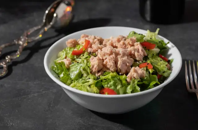 Tuna & White Bean Salad &ndash; lunch on the 7-Day 1,200 Calorie Meal Plan