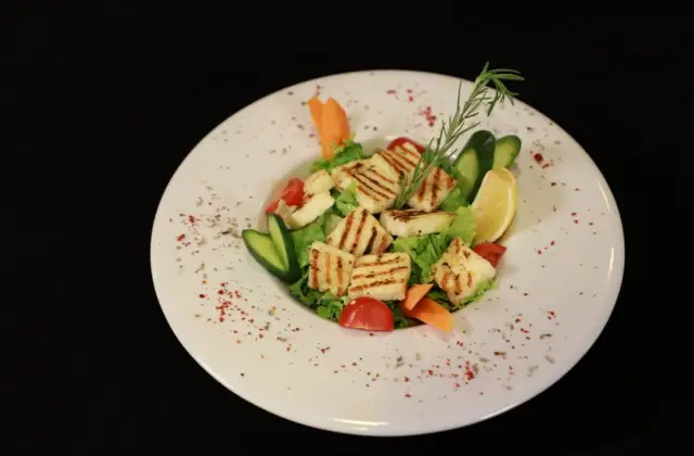 Turkey & Halloumi Greek Salad &ndash; lunch on the 7-Day High Protein Low Carb Meal Plan