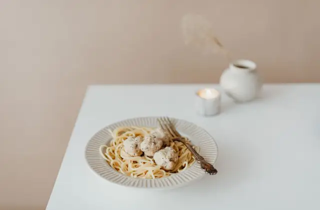 Turkey Meatballs with Pasta &ndash; dinner on the 7-Day High Protein Meal Plan