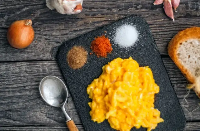 Two-Egg Scramble on Rye &ndash; breakfast on the 7-Day 1,200 Calorie Meal Plan