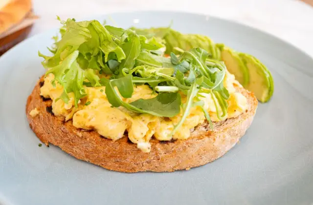 Two-Egg Scramble on Whole grain Toast &ndash; breakfast on the 7-Day 1500 Calorie Meal Plan