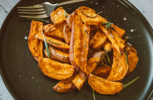 Vegan Burger with Sweet Potato Wedges &ndash; dinner on the 7-Day Vegan Meal Plan