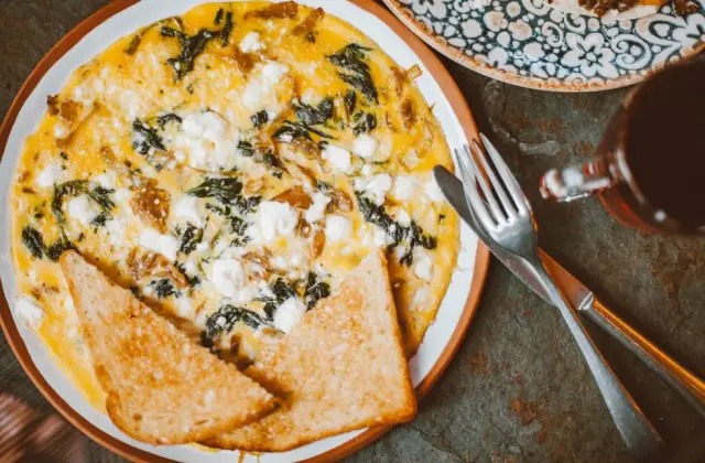 Vegetable Omelette with Sourdough &ndash; breakfast on the 7-Day Calorie Deficit Meal Plan