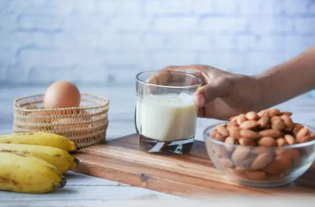 Whey Shake & Banana &ndash; snack on the 7-Day High Protein Meal Plan