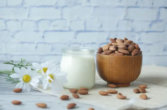Whey Shake with Almond Milk &ndash; snack on the 7-Day High Protein Low Carb Meal Plan