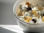 Hüttenkäse mit Honig und Walnüssen