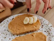 Große Haferschale mit Erdnussbutter und Banane