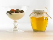 Griechischer Joghurt mit Beeren und Honig