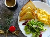 Rührei mit Gemüse auf Toast