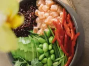 Bowl mit Hähnchen, Reis und Avocado